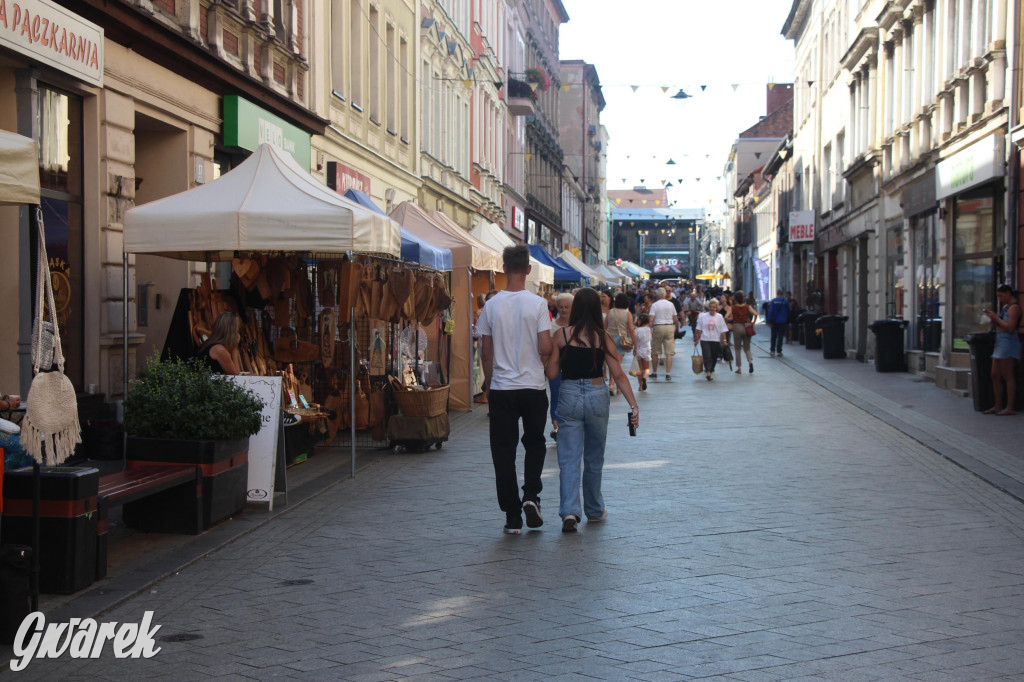 Gwarki. Krakowska pełna straganów. Co można kupić?