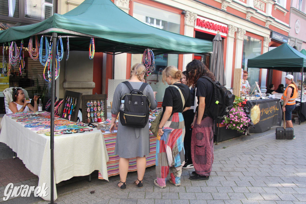 Gwarki. Krakowska pełna straganów. Co można kupić?