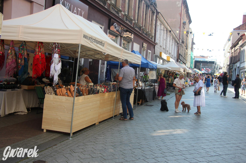 Gwarki. Krakowska pełna straganów. Co można kupić?