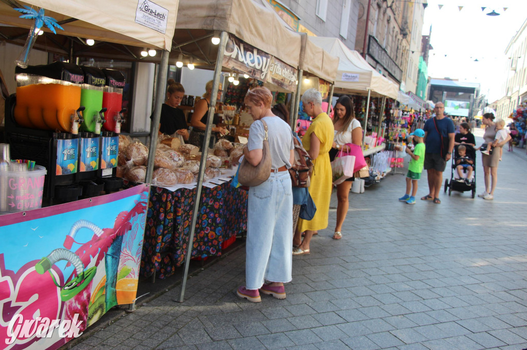 Gwarki. Krakowska pełna straganów. Co można kupić?