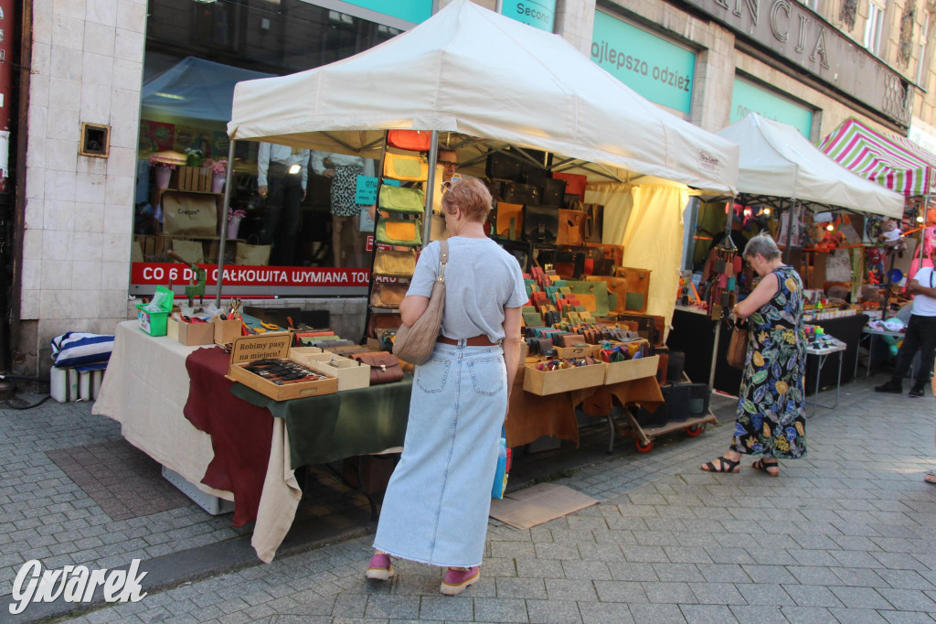 Gwarki. Krakowska pełna straganów. Co można kupić?