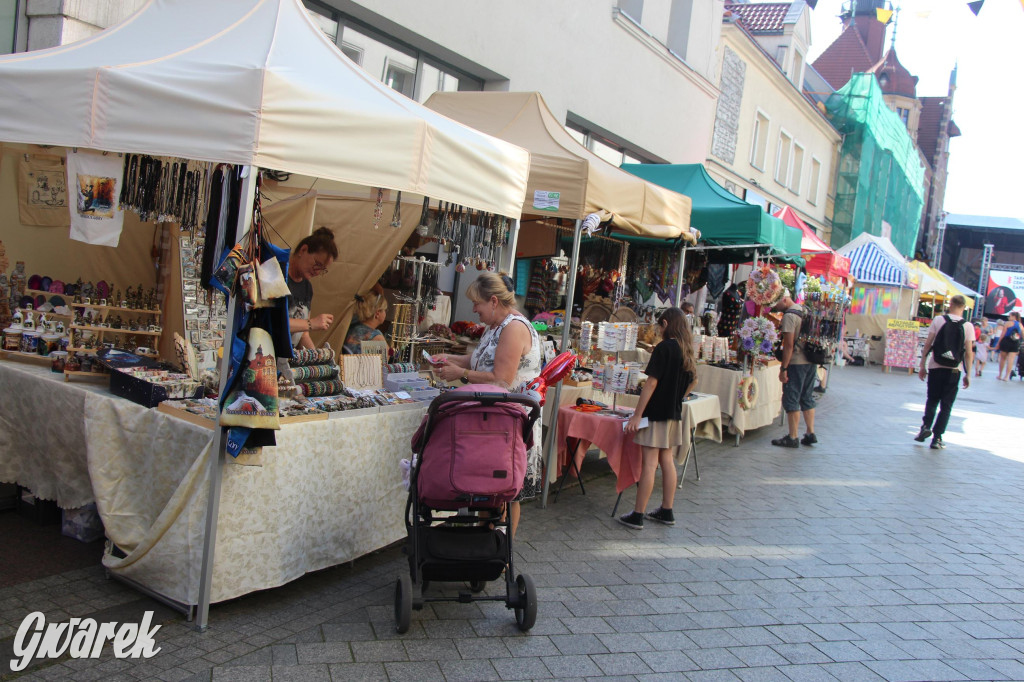 Gwarki. Krakowska pełna straganów. Co można kupić?