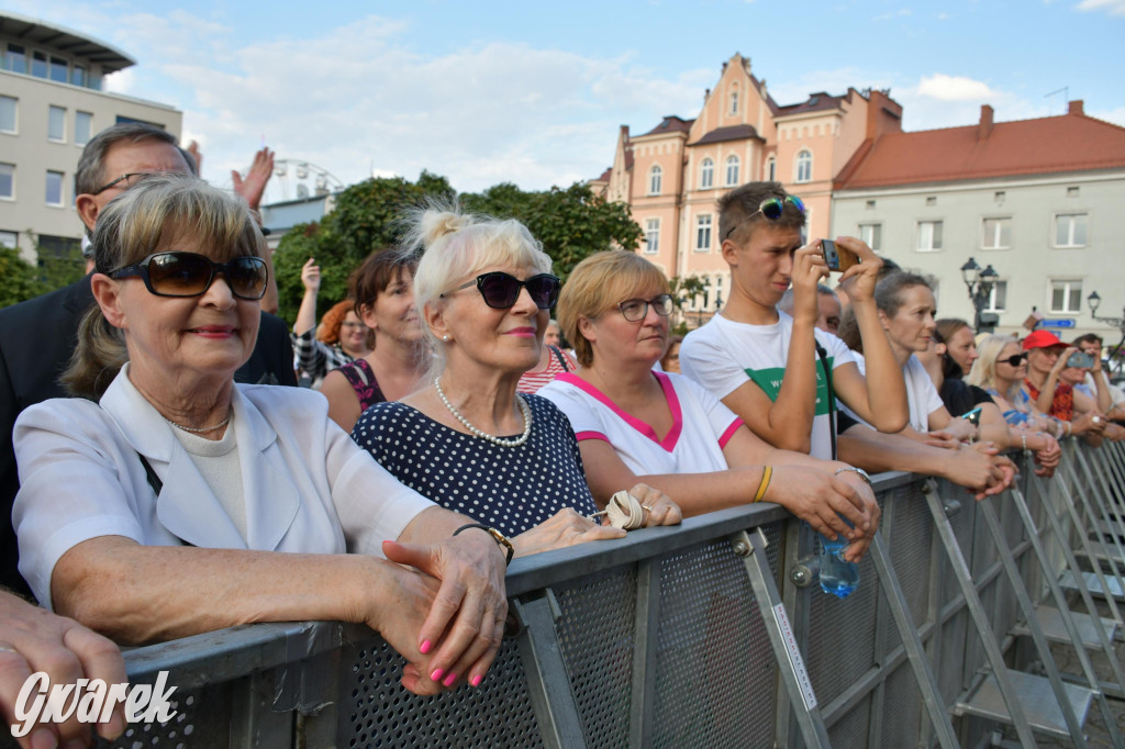 Anna Jurksztowicz, 300 chórzystów i publiczność