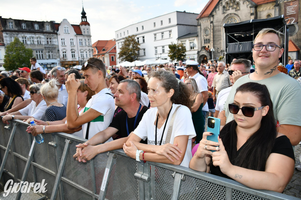 Anna Jurksztowicz, 300 chórzystów i publiczność