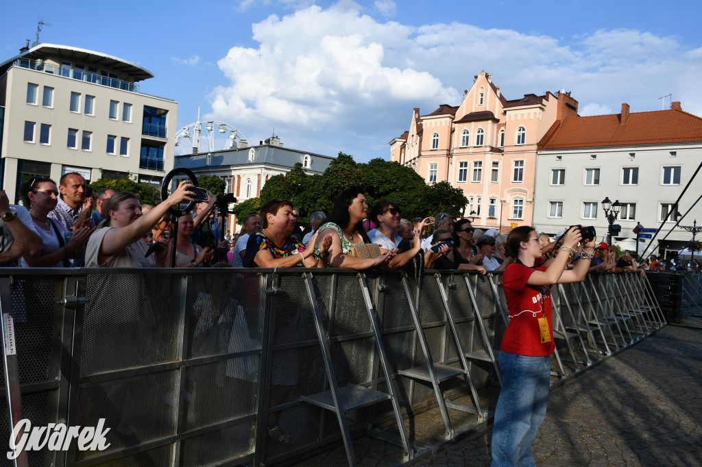 Anna Jurksztowicz, 300 chórzystów i publiczność