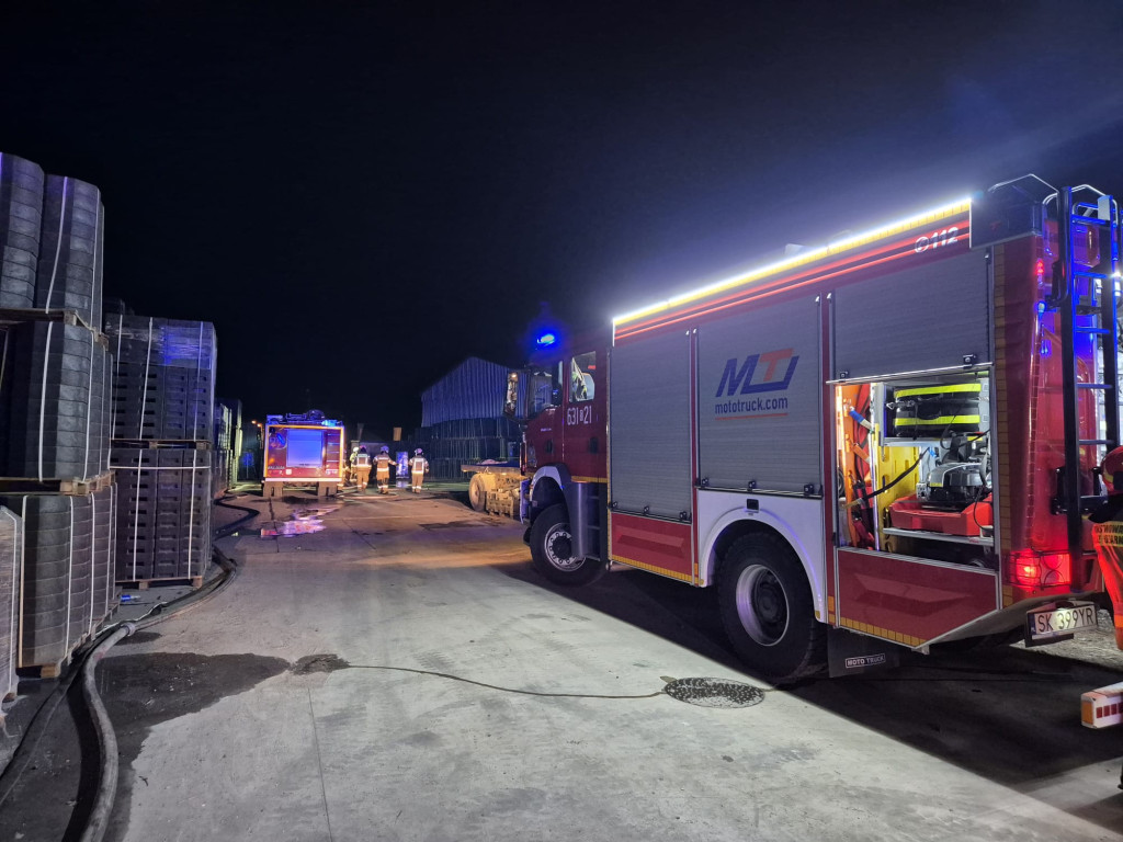 Pożar w zakładzie. 10 zastępów straży w akcji [FOTO]