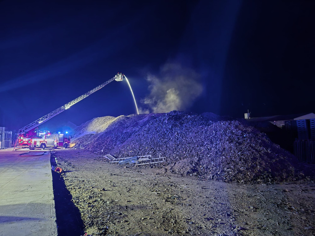 Pożar w zakładzie. 10 zastępów straży w akcji [FOTO]