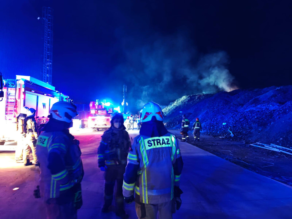 Pożar w zakładzie. 10 zastępów straży w akcji [FOTO]