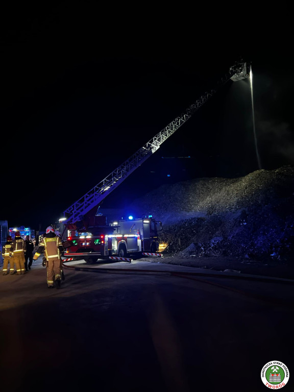 Pożar w zakładzie. 10 zastępów straży w akcji [FOTO]