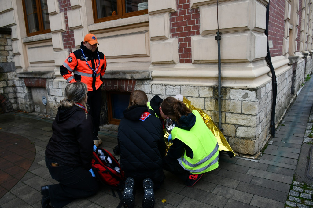 Wypadek na dachu, nieprzytomny w ratuszu [FOTO]