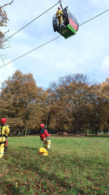 Chorzów, Radzionków. Na ratunek pasażerom Elki [FOTO]