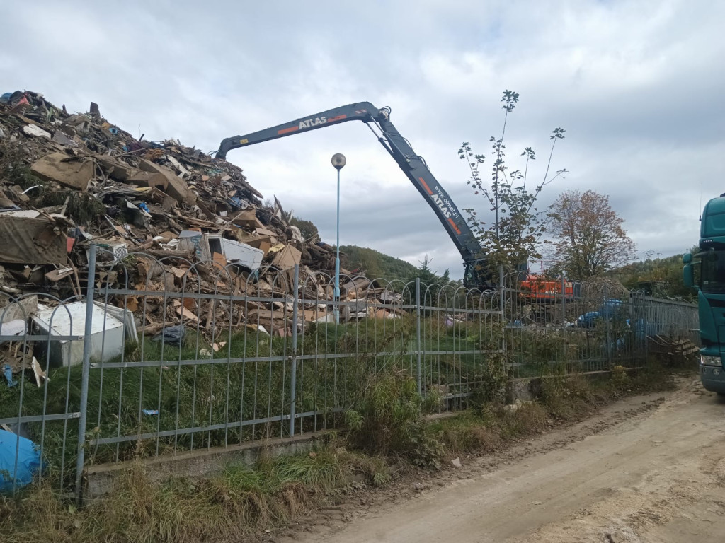 Olmet pomagał powodzianom. Ciężki sprzęt w akcji