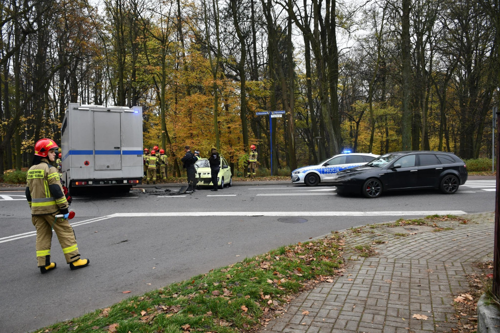 Tarnowskie Góry. Zderzenie z wozem służby więziennej [FOTO]