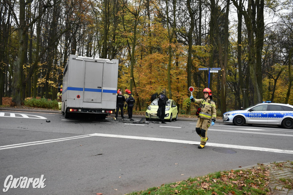 Tarnowskie Góry. Zderzenie z wozem służby więziennej [FOTO]