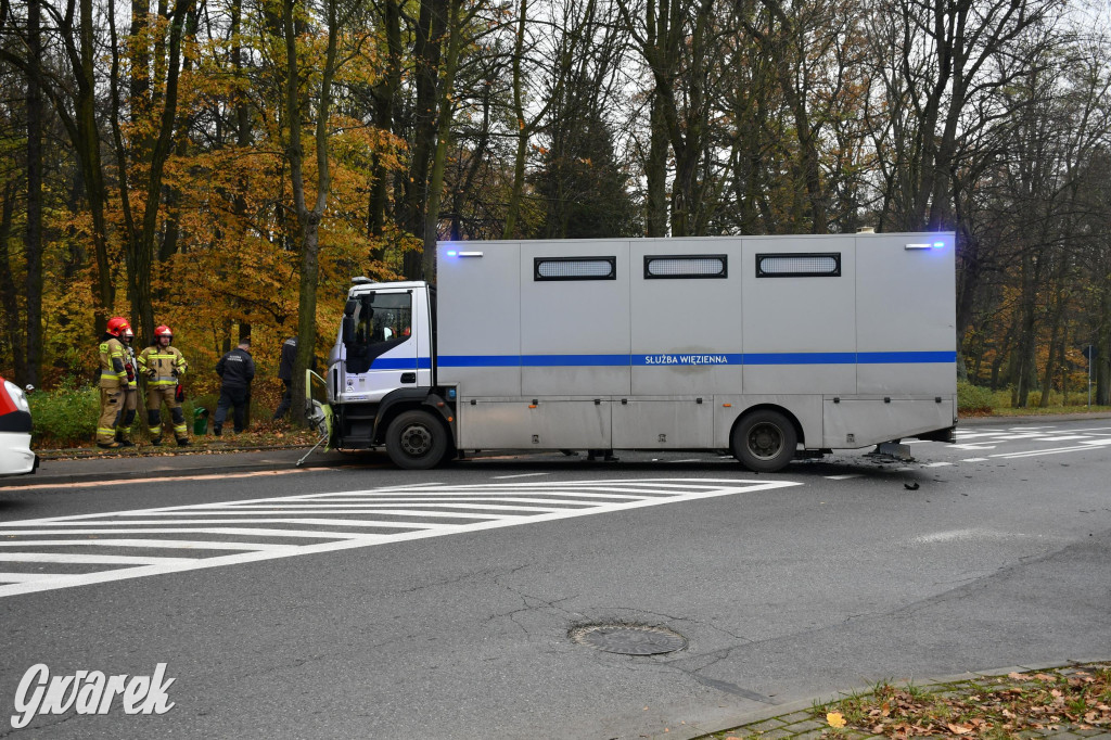 Tarnowskie Góry. Zderzenie z wozem służby więziennej [FOTO]