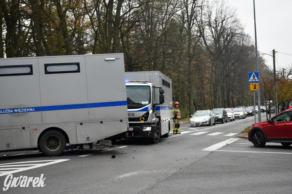 Tarnowskie Góry. Zderzenie z wozem służby więziennej [FOTO]