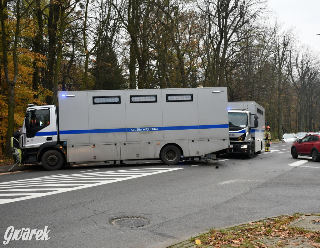 Tarnowskie Góry. Zderzenie z wozem służby więziennej [FOTO]