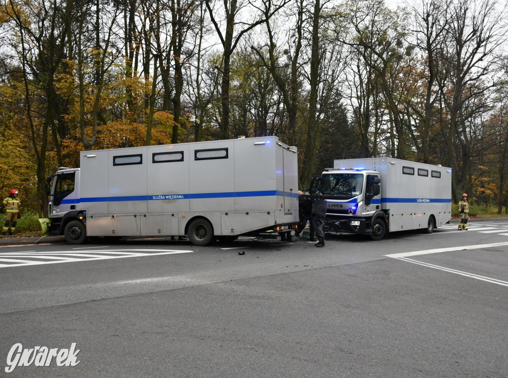 Tarnowskie Góry. Zderzenie z wozem służby więziennej [FOTO]