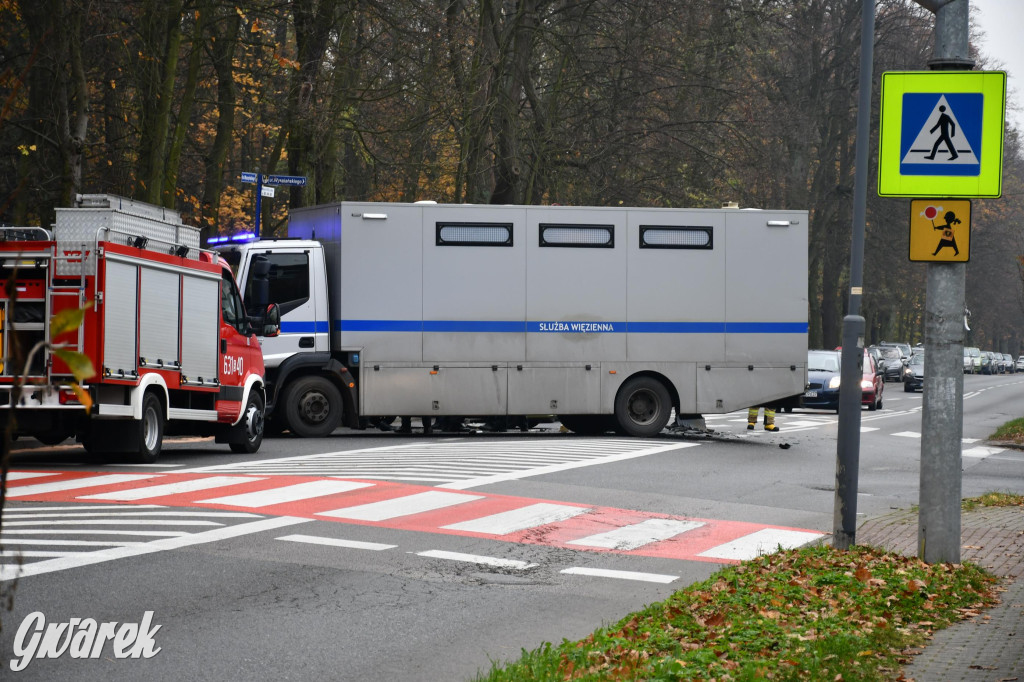 Tarnowskie Góry. Zderzenie z wozem służby więziennej [FOTO]