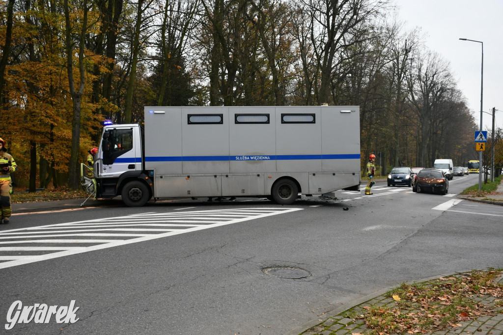 Tarnowskie Góry. Zderzenie z wozem służby więziennej [FOTO]