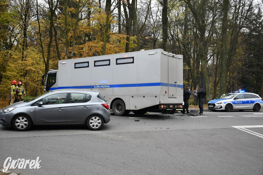 Tarnowskie Góry. Zderzenie z wozem służby więziennej [FOTO]