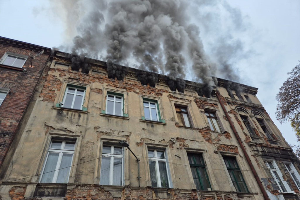 Pożar w centrum miasta. Paliło się poddasze kamienicy