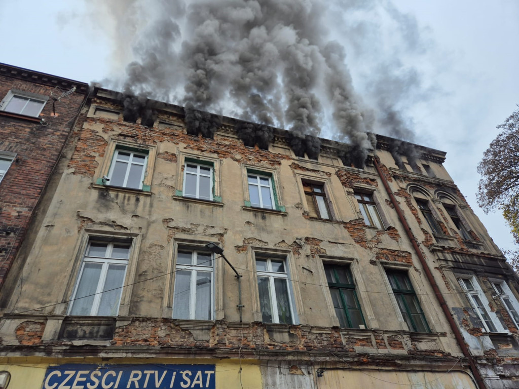 Pożar w centrum miasta. Paliło się poddasze kamienicy