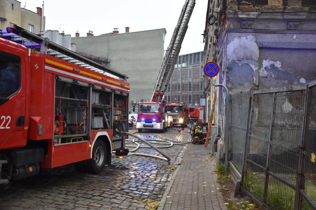 Pożar w centrum miasta. Paliło się poddasze kamienicy