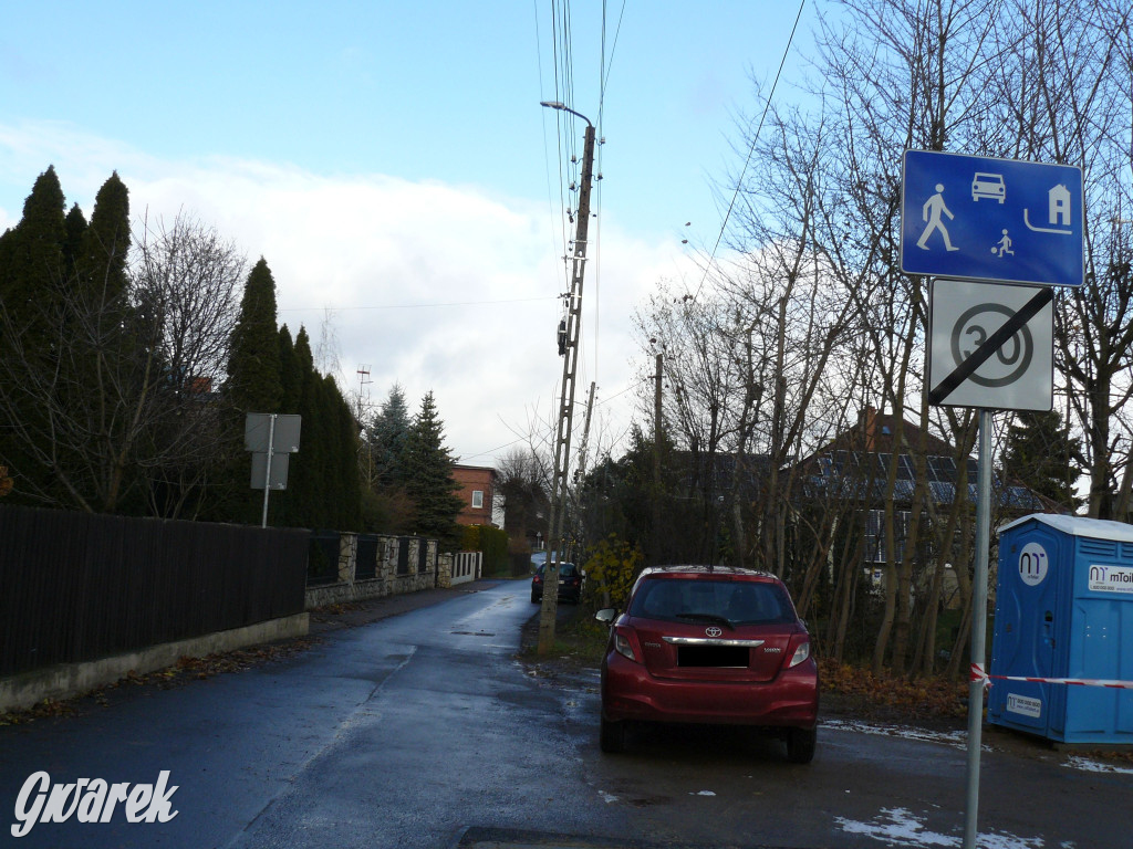 Tarnowskie Góry. Czy ktoś pomyślał, kiedy ustawiał te znaki?