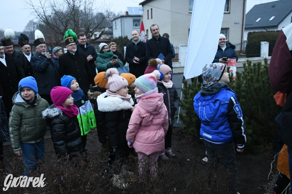 Odsłonięto rzeźbę gwarka. Stanęła w Lasowicach