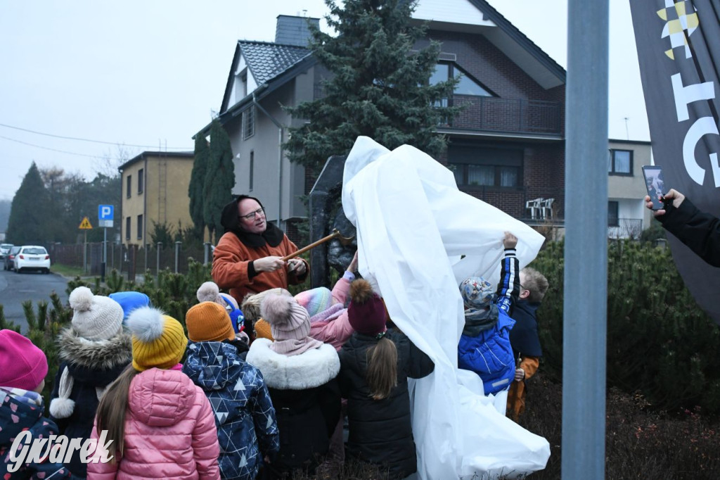 Odsłonięto rzeźbę gwarka. Stanęła w Lasowicach