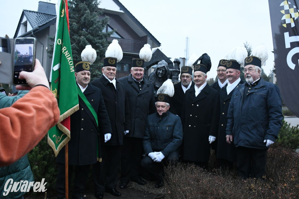 Odsłonięto rzeźbę gwarka. Stanęła w Lasowicach