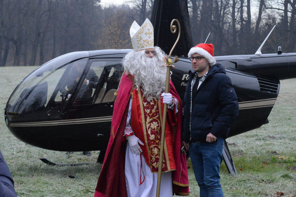 Mikołaj przyleciał do Nakła Śląskiego helikopterem [FOTO]