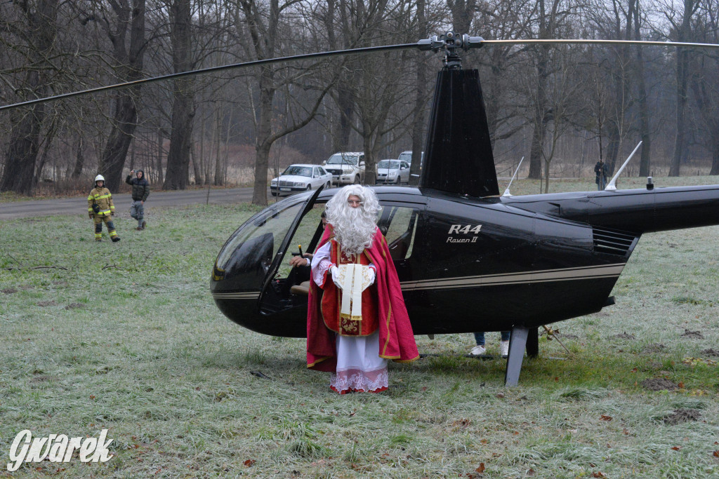 Mikołaj przyleciał do Nakła Śląskiego helikopterem [FOTO]