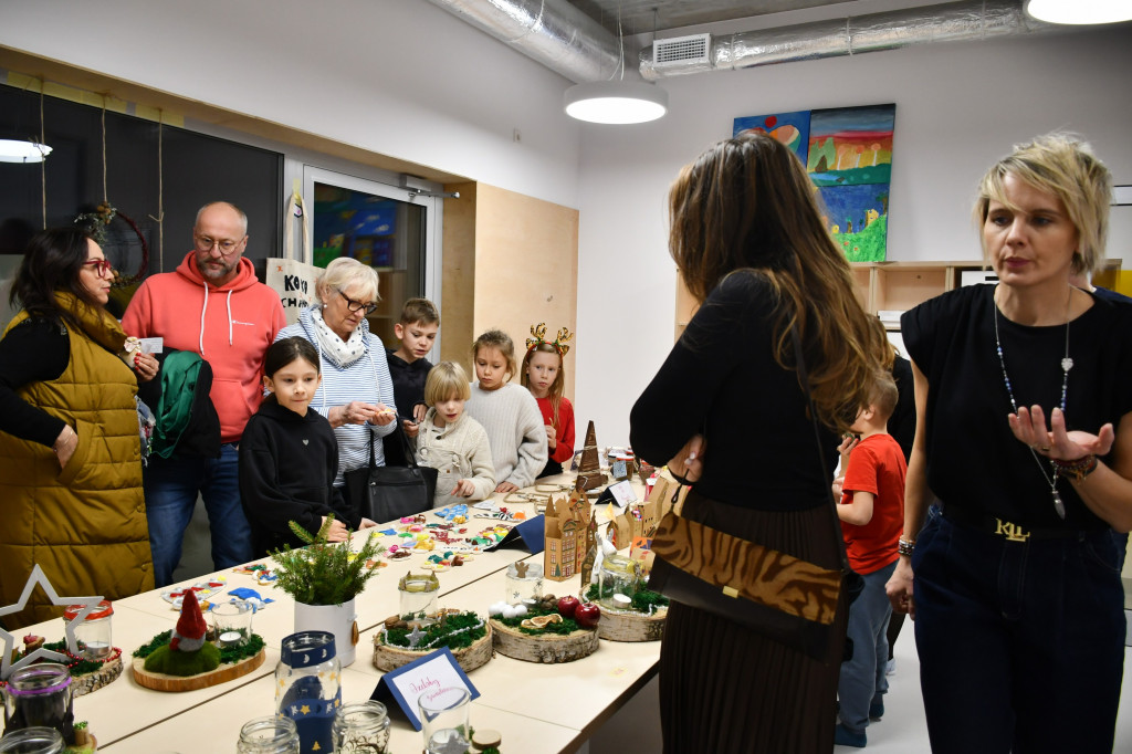 Świąteczny jarmark, teatr i pomarańczowy pokaz mody