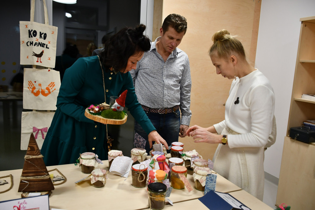 Świąteczny jarmark, teatr i pomarańczowy pokaz mody