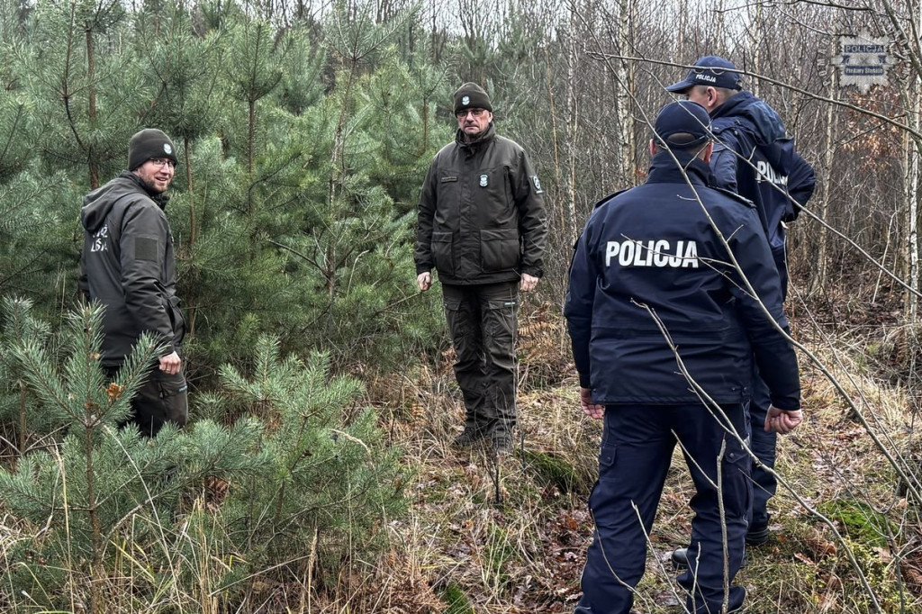 Policjanci i strażnicy patrolują lasy [FOTO]