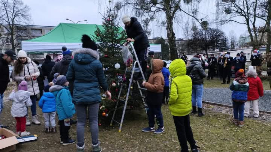 Wspólne strojenie choinki na skwerku seniora [FOTO]