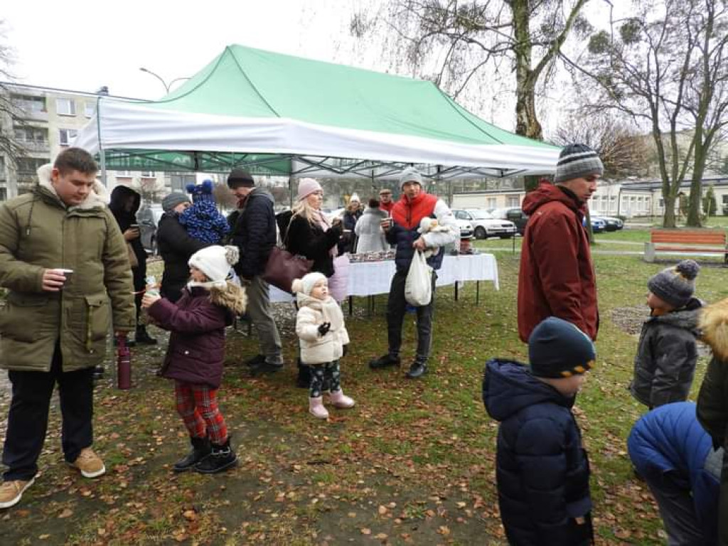 Wspólne strojenie choinki na skwerku seniora [FOTO]