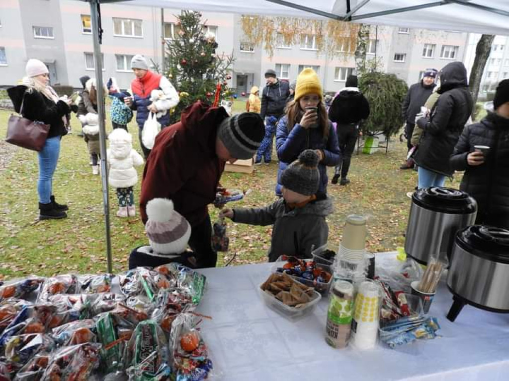 Wspólne strojenie choinki na skwerku seniora [FOTO]