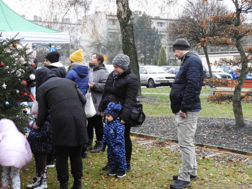 Wspólne strojenie choinki na skwerku seniora [FOTO]