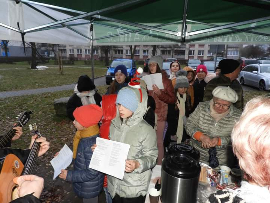 Wspólne strojenie choinki na skwerku seniora [FOTO]