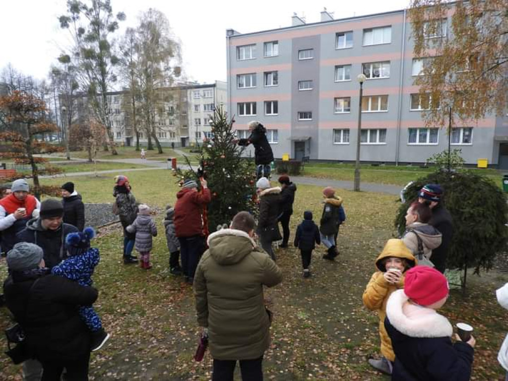 Wspólne strojenie choinki na skwerku seniora [FOTO]