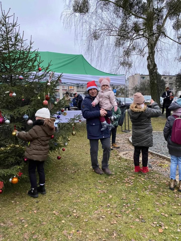 Wspólne strojenie choinki na skwerku seniora [FOTO]