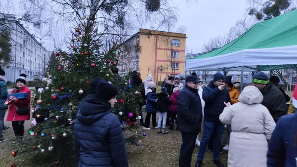 Wspólne strojenie choinki na skwerku seniora [FOTO]