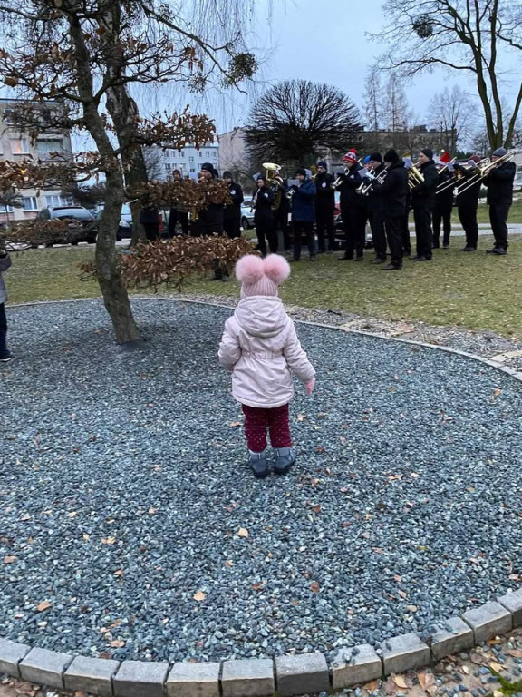 Wspólne strojenie choinki na skwerku seniora [FOTO]