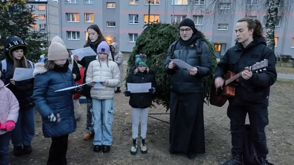 Wspólne strojenie choinki na skwerku seniora [FOTO]