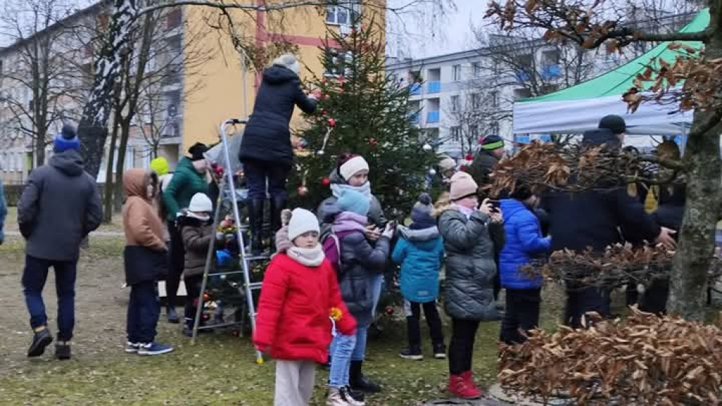 Wspólne strojenie choinki na skwerku seniora [FOTO]