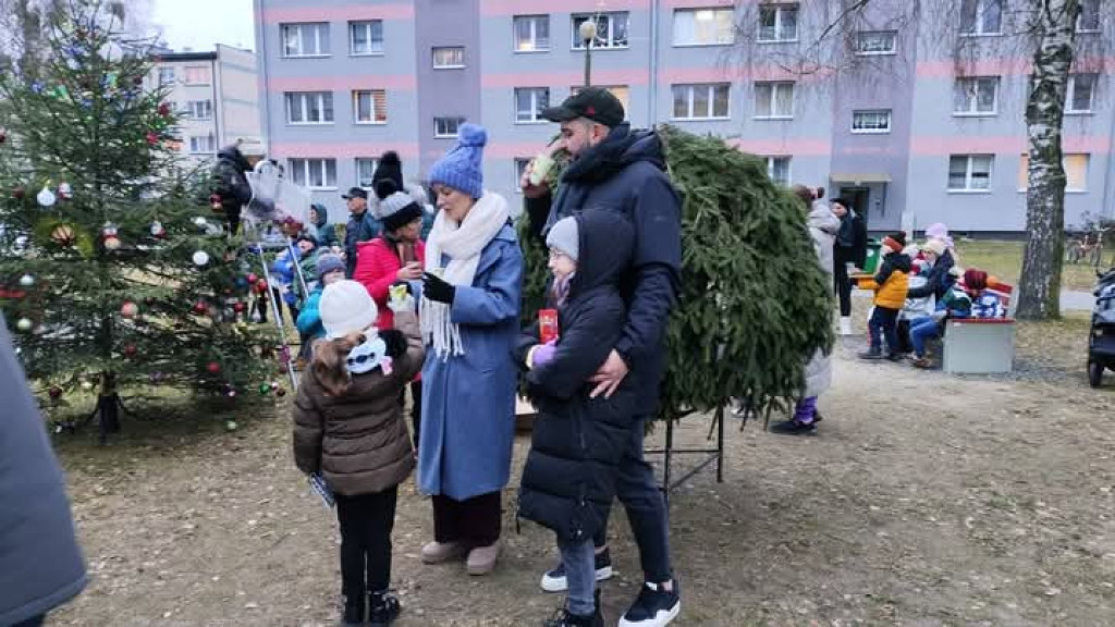 Wspólne strojenie choinki na skwerku seniora [FOTO]