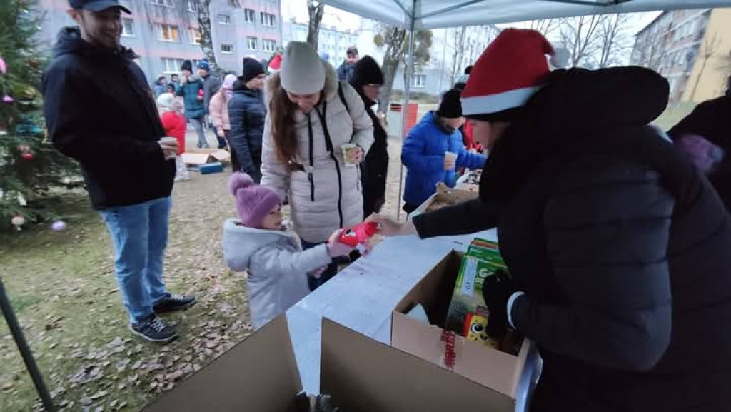 Wspólne strojenie choinki na skwerku seniora [FOTO]